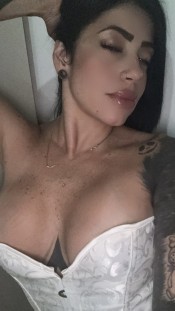 MIA , MORENAZA DE TETAS PECOSAS Y LABIOS ROJOS