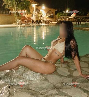Latina dominante y complaciente