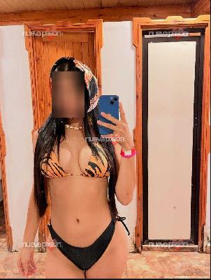 Linda mujer encantadora con hermosas curvas de en sueños lista para complacerte en tus fantasías